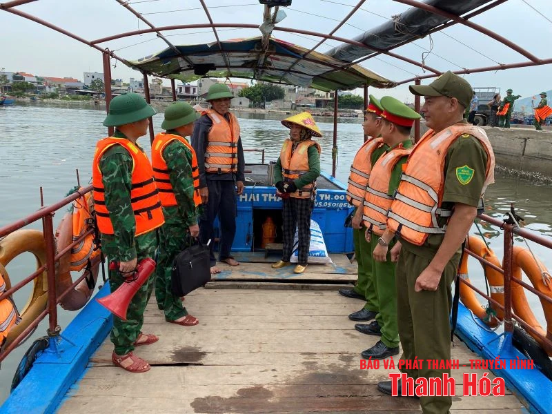Đoàn viên thanh niên Công an tỉnh hỗ trợ ngư dân đưa tàu vào nơi tránh trú