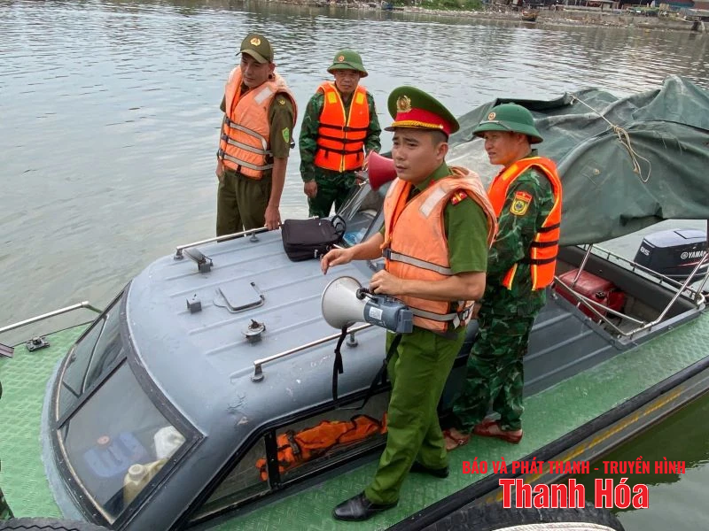 Đoàn viên thanh niên Công an tỉnh hỗ trợ ngư dân đưa tàu vào nơi tránh trú