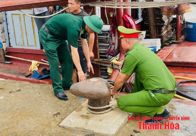 Đoàn viên thanh niên Công an tỉnh hỗ trợ ngư dân đưa tàu vào nơi tránh trú