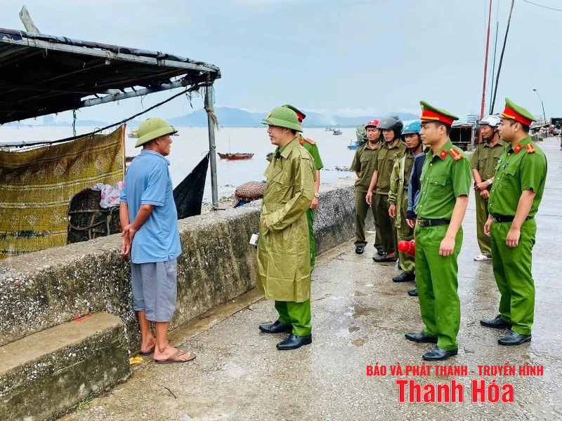 Đoàn viên thanh niên Công an tỉnh hỗ trợ ngư dân đưa tàu vào nơi tránh trú