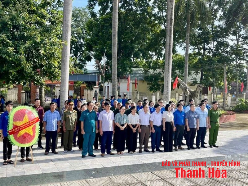 Trao tặng quà cho Mẹ Việt Nam anh hùng, m88 trang chủ thương bệnh binh, gia đình chính sách tại xã Cẩm Tú