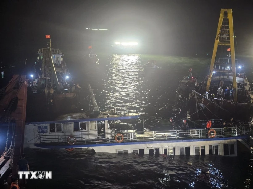 Cập nhật vụ lật tàu trên vịnh Hạ Long: 10 người được cứu sống, 37 người tử vong