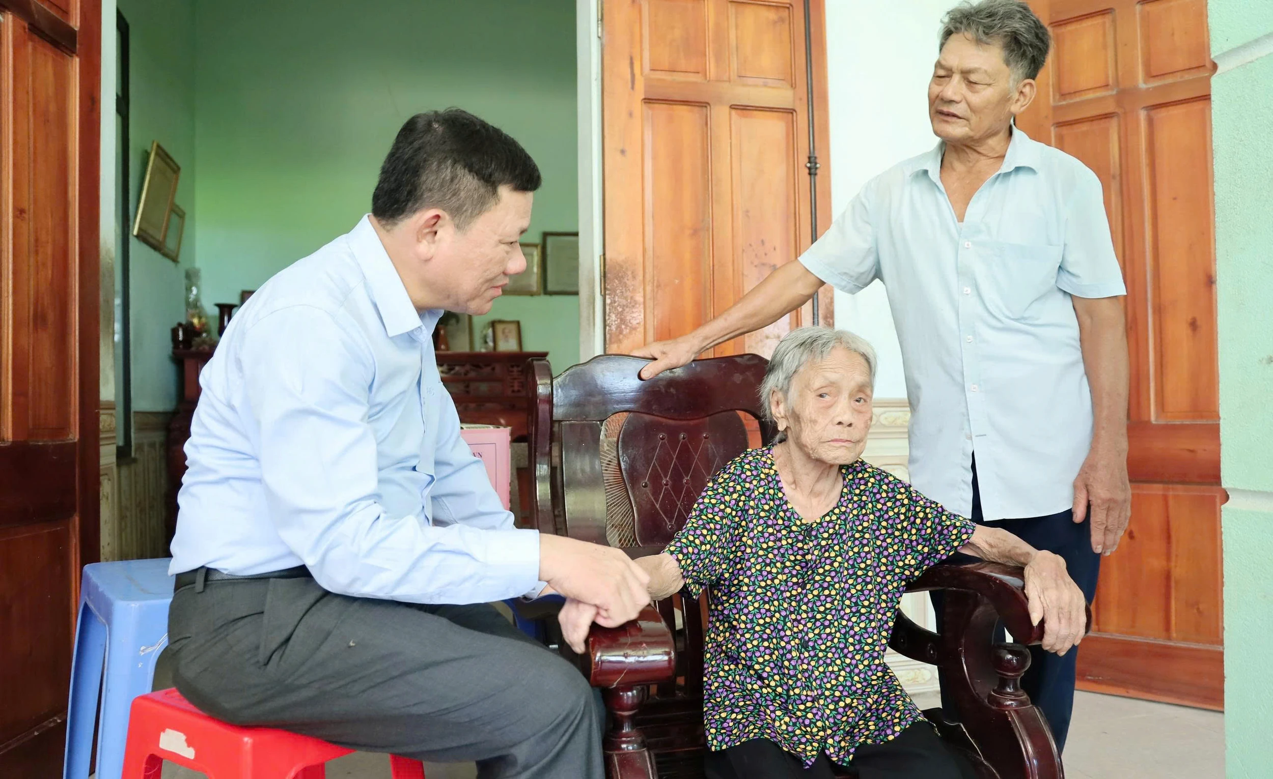 Phó Chủ tịch Thường trực UBND Nguyễn Văn Thi tặng quà gia đình chính sách và làm việc tại xã Thắng Lợi, Nông Cống