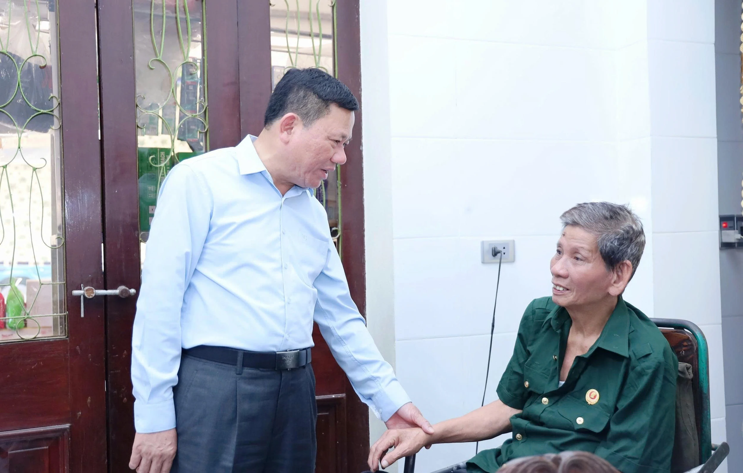 Phó Chủ tịch Thường trực UBND Nguyễn Văn Thi tặng quà gia đình chính sách và làm việc tại xã Thắng Lợi, Nông Cống