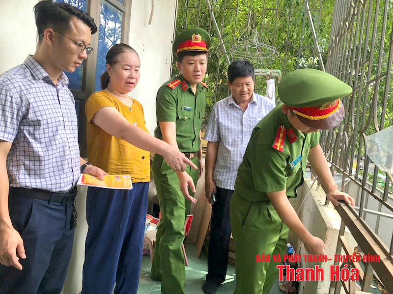 Tháo dỡ “chuồng cọp” tại khu chung cư Đông Phát
