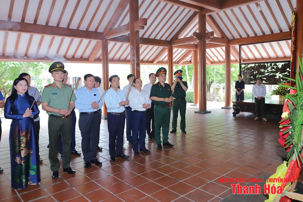 Bí thư Tỉnh ủy Nguyễn Doãn Anh và Đoàn đại biểu tỉnh Thanh Hóa dâng hoa, dâng hương Chủ tịch Hồ Chí Minh, Đại tướng Võ Nguyên Giáp và Nghĩa trang liệt sĩ các tỉnh: Nghệ An, Hà Tĩnh, Quảng Trị