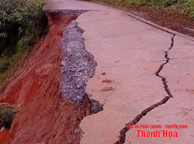 Đường vào bản Sa Ná sạt lở nghiêm trọng