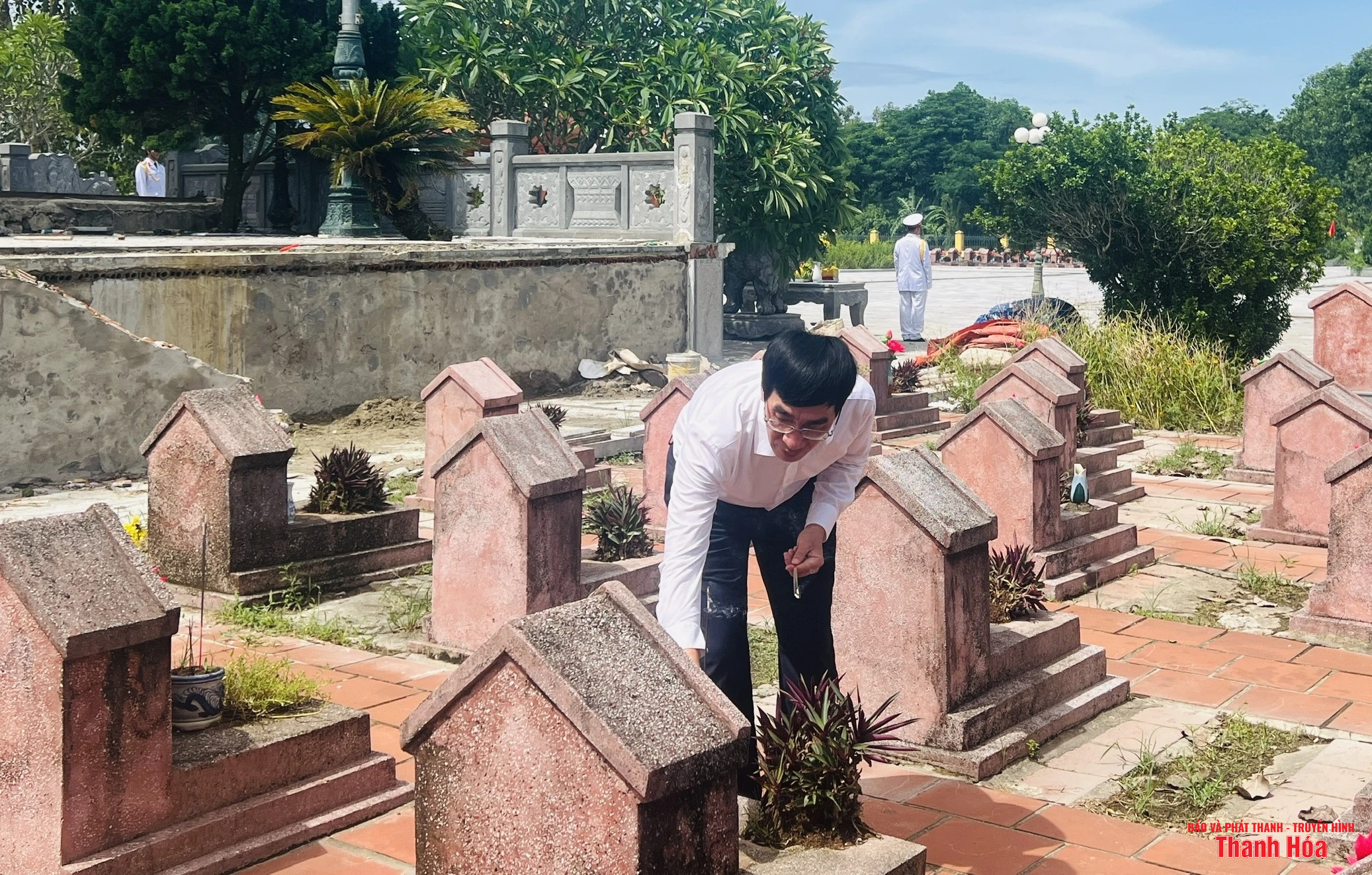 Trưởng ban Nội link đăng nhập m88 Tỉnh ủy thăm, tặng quà gia đình link đăng nhập m88 sách tại xã Quảng Ninh và Quảng Bình