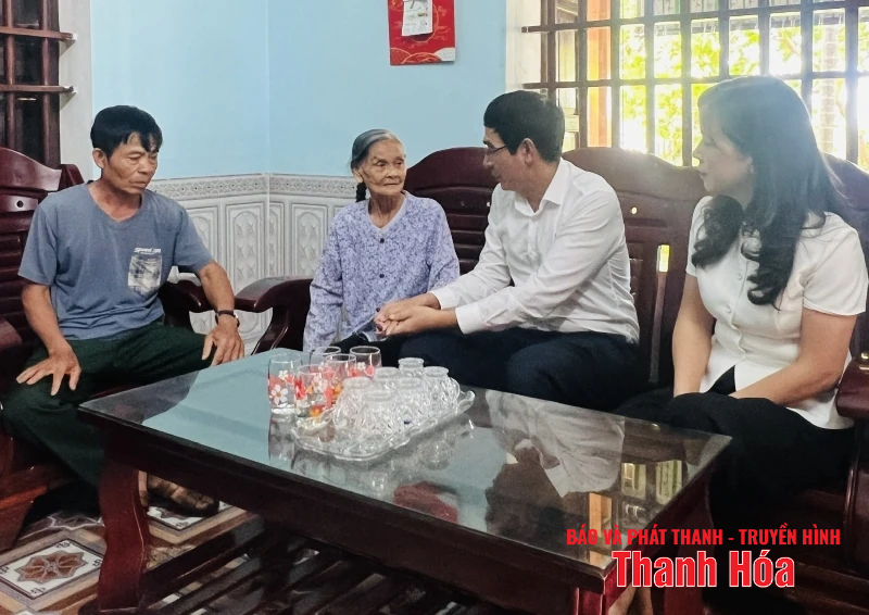 Trưởng ban Nội link đăng nhập m88 Tỉnh ủy thăm, tặng quà gia đình link đăng nhập m88 sách tại xã Quảng Ninh và Quảng Bình
