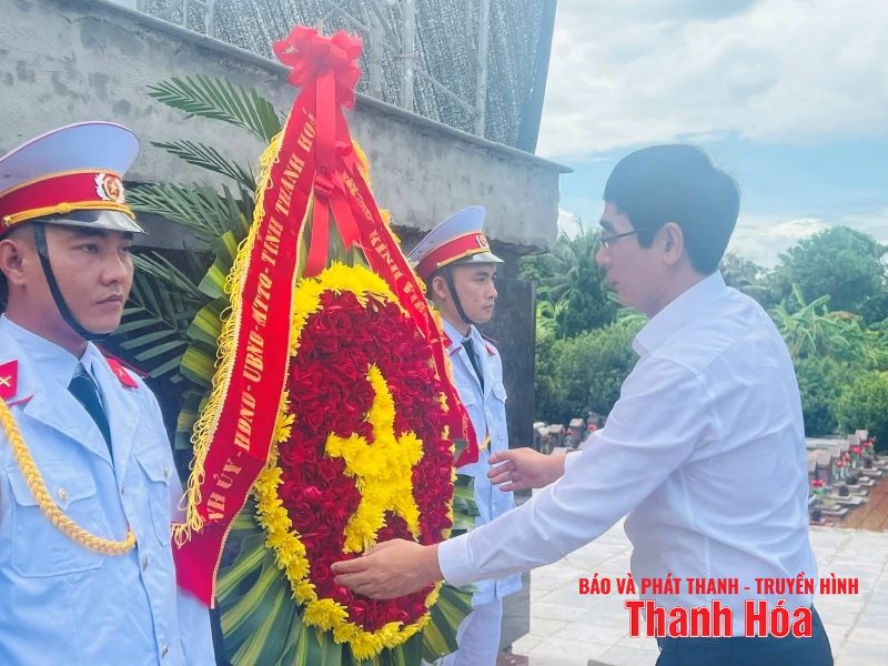 Trưởng ban Nội link đăng nhập m88 Tỉnh ủy thăm, tặng quà gia đình link đăng nhập m88 sách tại xã Quảng Ninh và Quảng Bình