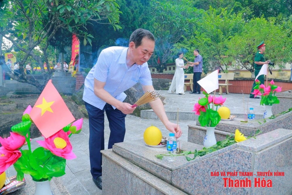 Phó Bí thư Tỉnh ủy Trịnh Tuấn Sinh tặng quà gia đình chính sách tại các phường Sầm Sơn và Nam Sầm Sơn