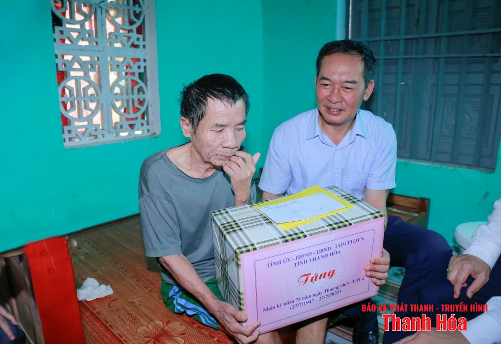 Phó Bí thư Tỉnh ủy Trịnh Tuấn Sinh tặng quà gia đình chính sách tại các phường Sầm Sơn và Nam Sầm Sơn