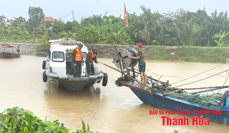 Cứu hộ kịp thời 2 phương tiện chết máy khi vào bờ tránh trú bão số 3