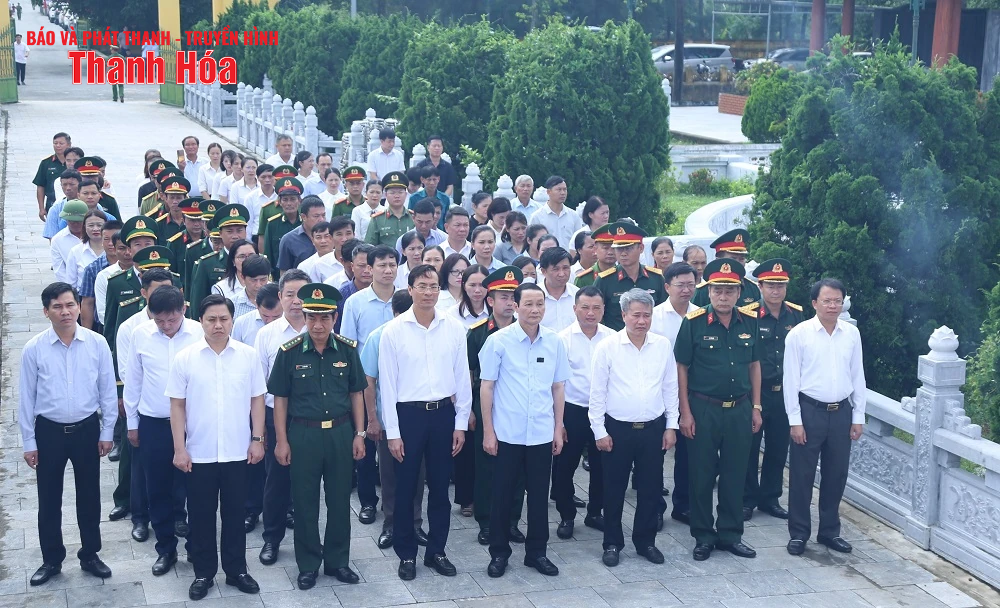 Chủ tịch UBND m m88 Đỗ Minh Tuấn viếng nghĩa trang liệt sĩ và thăm các gia đình chính sách