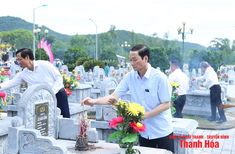 Chủ tịch UBND m m88 Đỗ Minh Tuấn viếng nghĩa trang liệt sĩ và thăm các gia đình chính sách