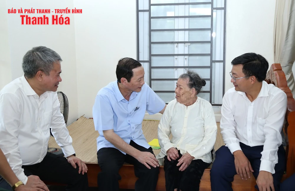 Chủ tịch UBND m m88 Đỗ Minh Tuấn viếng nghĩa trang liệt sĩ và thăm các gia đình chính sách