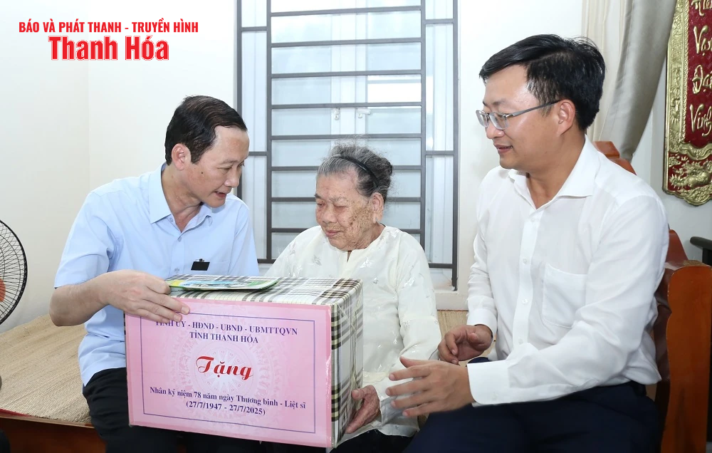 Chủ tịch UBND m m88 Đỗ Minh Tuấn viếng nghĩa trang liệt sĩ và thăm các gia đình chính sách