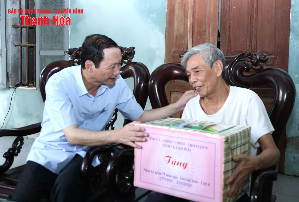 Chủ tịch UBND m m88 Đỗ Minh Tuấn viếng nghĩa trang liệt sĩ và thăm các gia đình chính sách