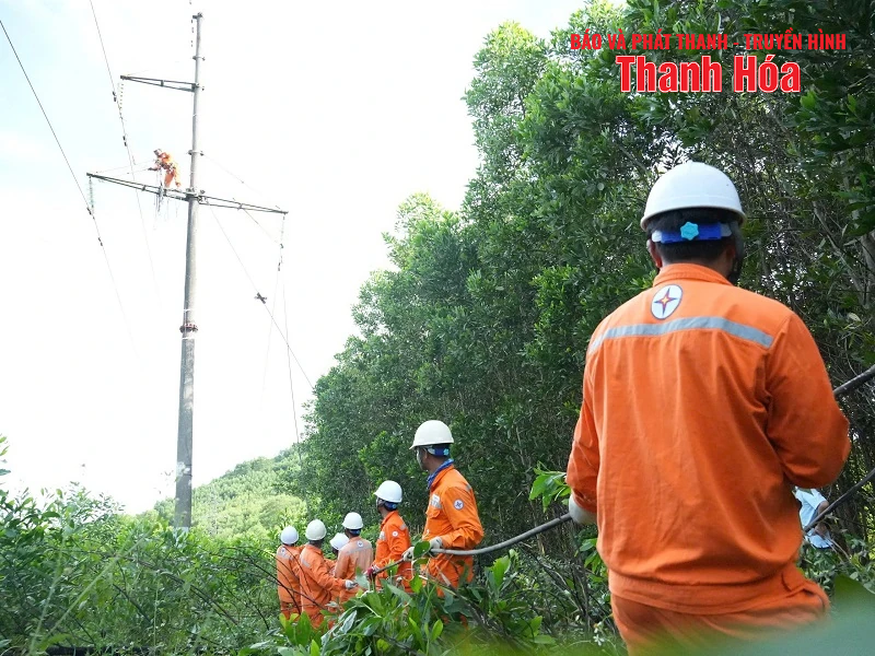 Hình ảnh đẹp của cán bộ, nhân viên ngành điện Thanh Hóa nhìn từ công tác ứng phó với cơn bão số 3
