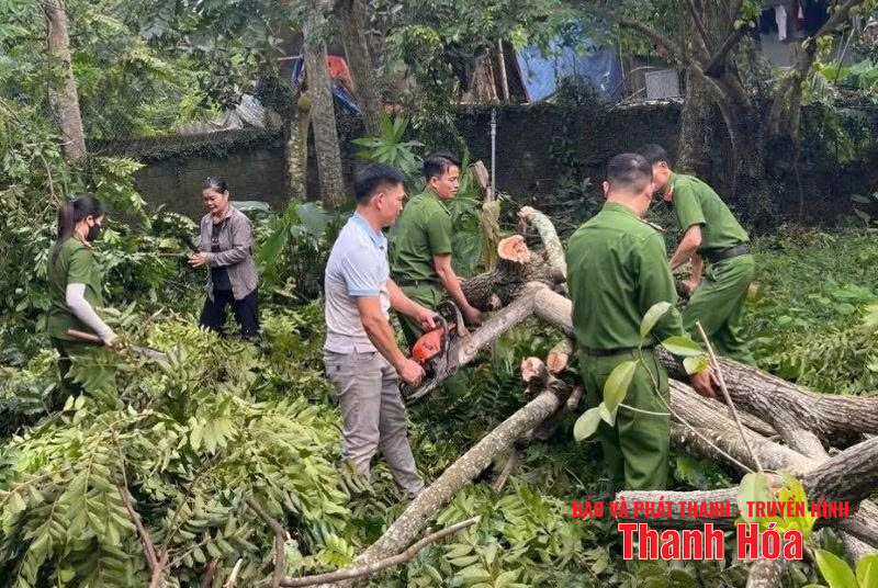 Mưa lớn làm hư hỏng hàng trăm ngôi nhà của người dân