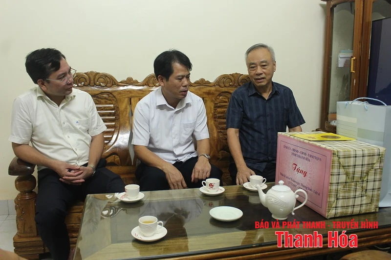 Trưởng Ban Tuyên giáo và Dân vận Tỉnh ủy Đào Xuân Yên viếng nghĩa trang liệt sĩ và thăm, tặng quà các gia đình chính sách