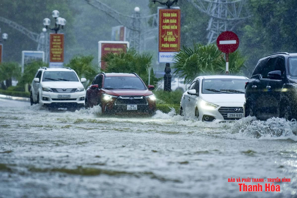 Mưa lớn do bão số 3, nhiều tuyến phố trung tâm m88 cá cược thể thao trực tuyến bị ngập nặng