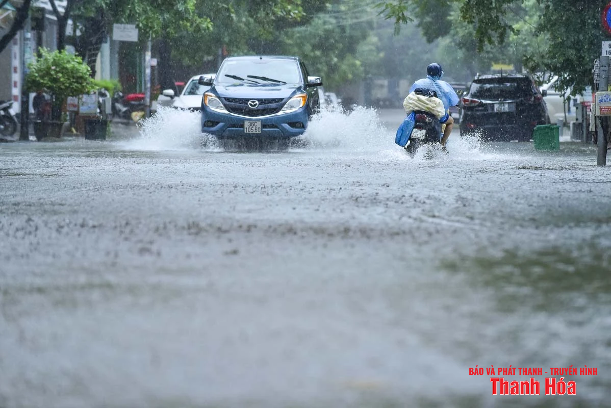 Mưa lớn do bão số 3, nhiều tuyến phố trung tâm m88 cá cược thể thao trực tuyến bị ngập nặng