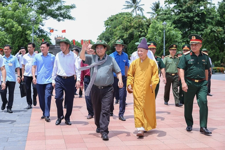 Thủ tướng thăm Mẹ Việt Nam anh hùng, dâng hương tại Thành cổ Quảng Trị và Nghĩa trang Đường 9