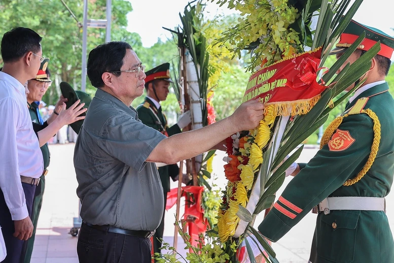 Thủ tướng thăm Mẹ Việt Nam anh hùng, dâng hương tại Thành cổ Quảng Trị và Nghĩa trang Đường 9