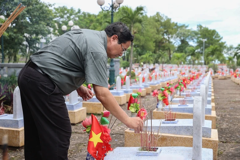 Thủ tướng thăm Mẹ Việt Nam anh hùng, dâng hương tại Thành cổ Quảng Trị và Nghĩa trang Đường 9