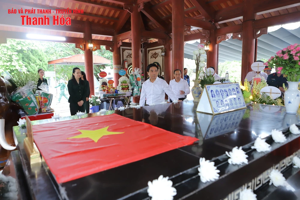 Bí thư Tỉnh ủy Nguyễn Doãn Anh và Đoàn đại biểu tỉnh Thanh Hóa dâng hoa, dâng hương Chủ tịch Hồ Chí Minh, Đại tướng Võ Nguyên Giáp và Nghĩa trang liệt sĩ các tỉnh: Nghệ An, Hà Tĩnh, Quảng Trị