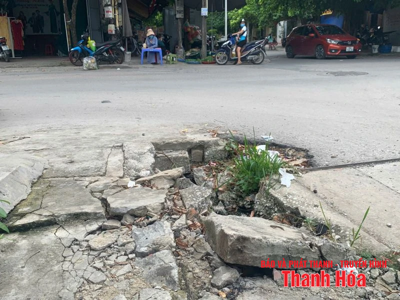 “Bẫy” nguy hiểm gần ngã tư đường Thọ Hạc và Lý Nhân Tông