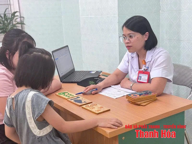 Trẻ mắc hội chứng Tic do xem nhiều tivi, điện thoại