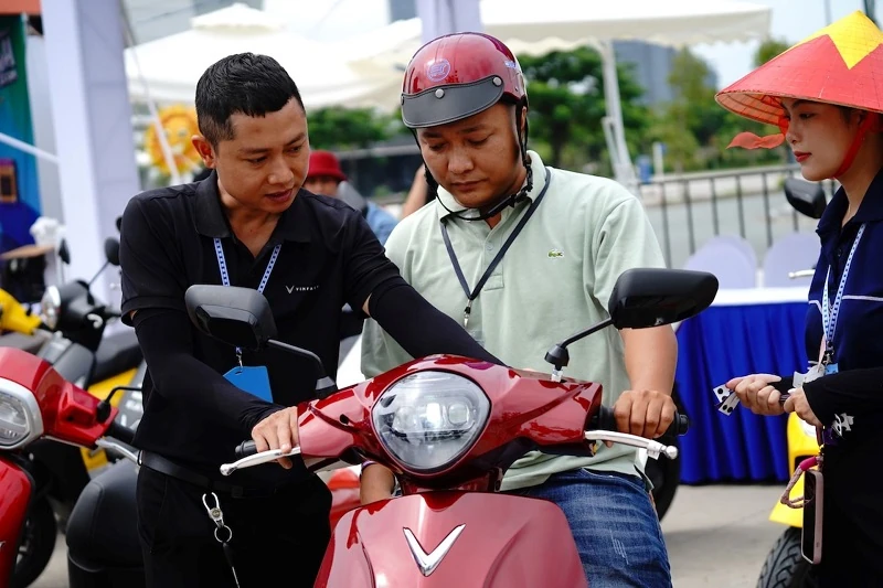 Người dân TP.HCM chen chân “đổi xe xăng lấy xe điện” tại VinFast Xanh Fest Icon