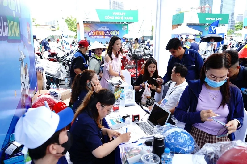 Người dân TP.HCM chen chân “đổi xe xăng lấy xe điện” tại VinFast Xanh Fest Icon