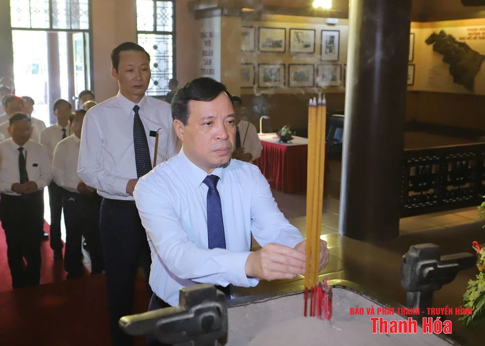 Đoàn đại biểu tỉnh Thanh Hóa dâng hương Chủ tịch Hồ Chí Minh nhân kỷ niệm 95 năm Ngày thành lập Đảng bộ tỉnh
