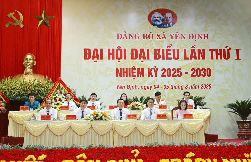 Bí thư Tỉnh ủy Nguyễn Doãn Anh: Đảng bộ xã Yên Định cần làm mới các động lực tăng trưởng truyền thống, thúc đẩy các động lực tăng trưởng mới