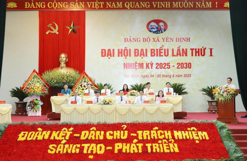 Bí thư Tỉnh ủy Nguyễn Doãn Anh: Đảng bộ xã Yên Định cần làm mới các động lực tăng trưởng truyền thống, thúc đẩy các động lực tăng trưởng mới