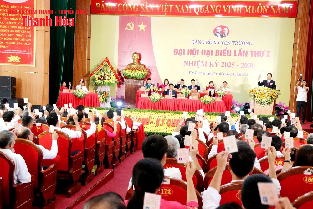 Phó Bí thư Tỉnh ủy Trịnh Tuấn Sinh dự và phát biểu chỉ đạo tại Đại hội Đảng bộ xã Yên Trường