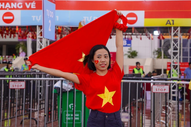 Không khí hào hứng, sắc đỏ ngập tràn trước thềm concert “Tổ quốc trong tim”