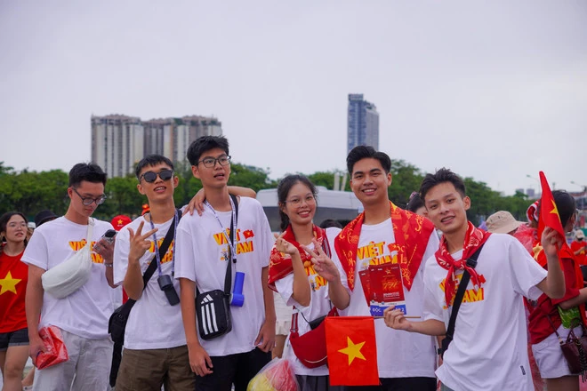 Không khí hào hứng, sắc đỏ ngập tràn trước thềm concert “Tổ quốc trong tim”