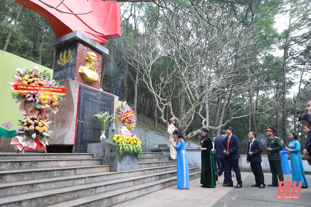 Đoàn đại biểu Tỉnh ủy, HĐND, UBND, Ủy ban MTTQ tỉnh Thanh Hóa dâng hoa, dâng hương tưởng nhớ Chủ tịch Hồ Chí Minh
