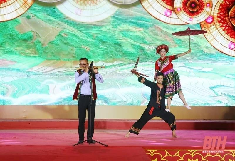 Đặc sắc chương trình văn nghệ “Sức sống trẻ” và trình diễn áo dài