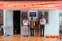 Ban Tổ chức Hội thảo báo Đảng khu vực Miền Trung và Tây Nguyên bàn giao nhà tình nghĩa
