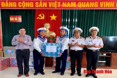 Thăm, tặng quà cán bộ, chiến sỹ đảo Đá Thị và đảo Nam Yết