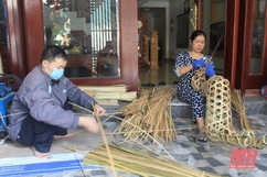 Nhộn nhịp làng nghề sản xuất hoa giấy ở Mật Sơn dịp cuối năm