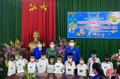 Tỉnh đoàn Thanh Hóa hỗ trợ trang thiết bị cho trường học