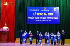 Trao  3.115 m m88 bảng  cho học sinh có hoàn cảnh khó khăn tại Nga Sơn, Hậu Lộc