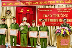 Trao thưởng cho Công an huyện Hoằng Hoá  trong đấu tranh phòng, chống tội phạm