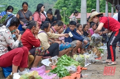 Chợ Na Mèo - Nậm Xôi nhộn nhịp trong ngày đầu họp lại
